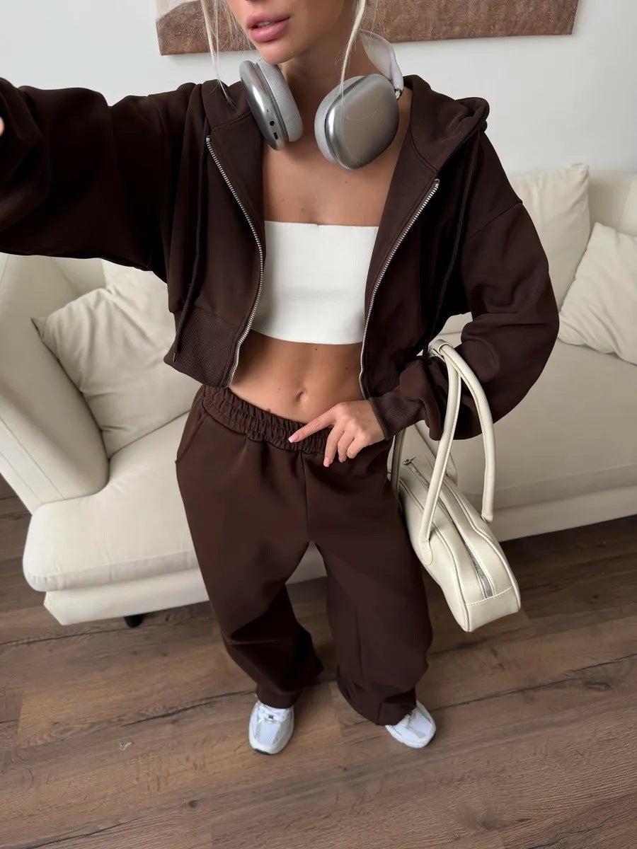 Damen gekürztes Reißverschluss-Hoodie mit Kapuze und hochgeschnittene Relax-Jogginghose mit elastischem Bund Nord Taschen