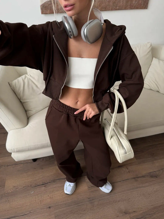 Damen gekürztes Reißverschluss-Hoodie mit Kapuze und hochgeschnittene Relax-Jogginghose mit elastischem Bund Nord Taschen