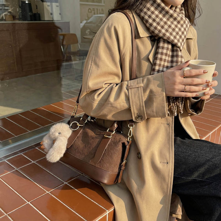 Damen Hobo-Tasche mit geflochtener Struktur und trendigem Teddy-Anhänger Nord Taschen