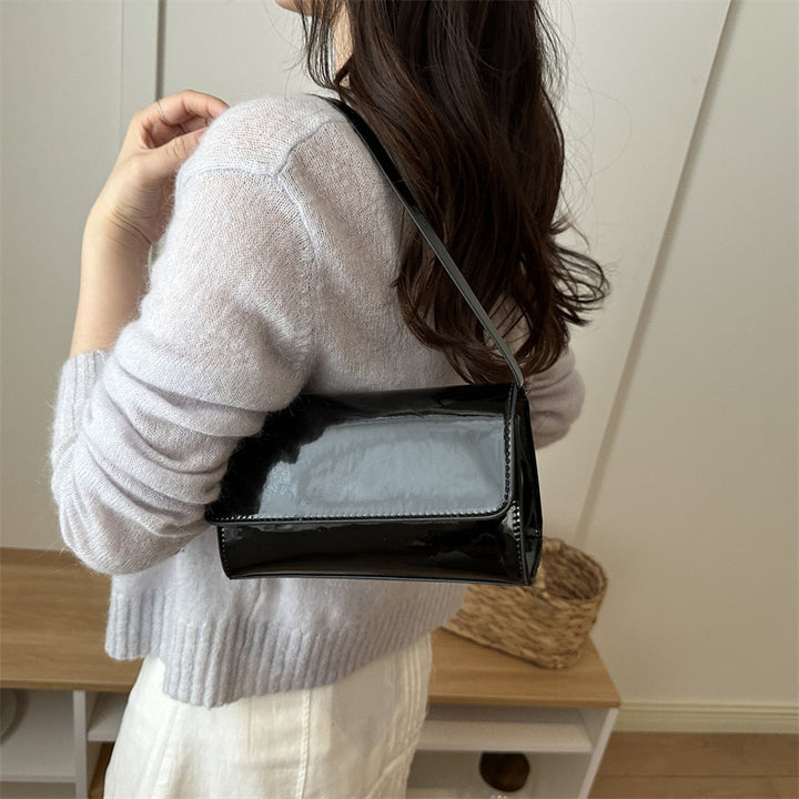 Damen elegante Lackleder Handtasche mit praktischem Klappverschluss Nord Taschen