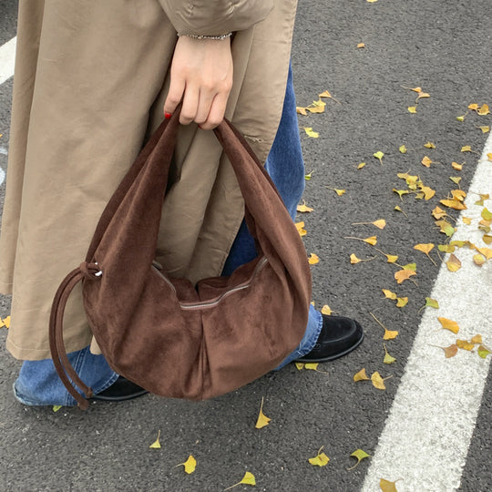Damen Hobo-Tasche aus weichem Veloursleder mit praktischer Kordelzugöffnung Nord Taschen