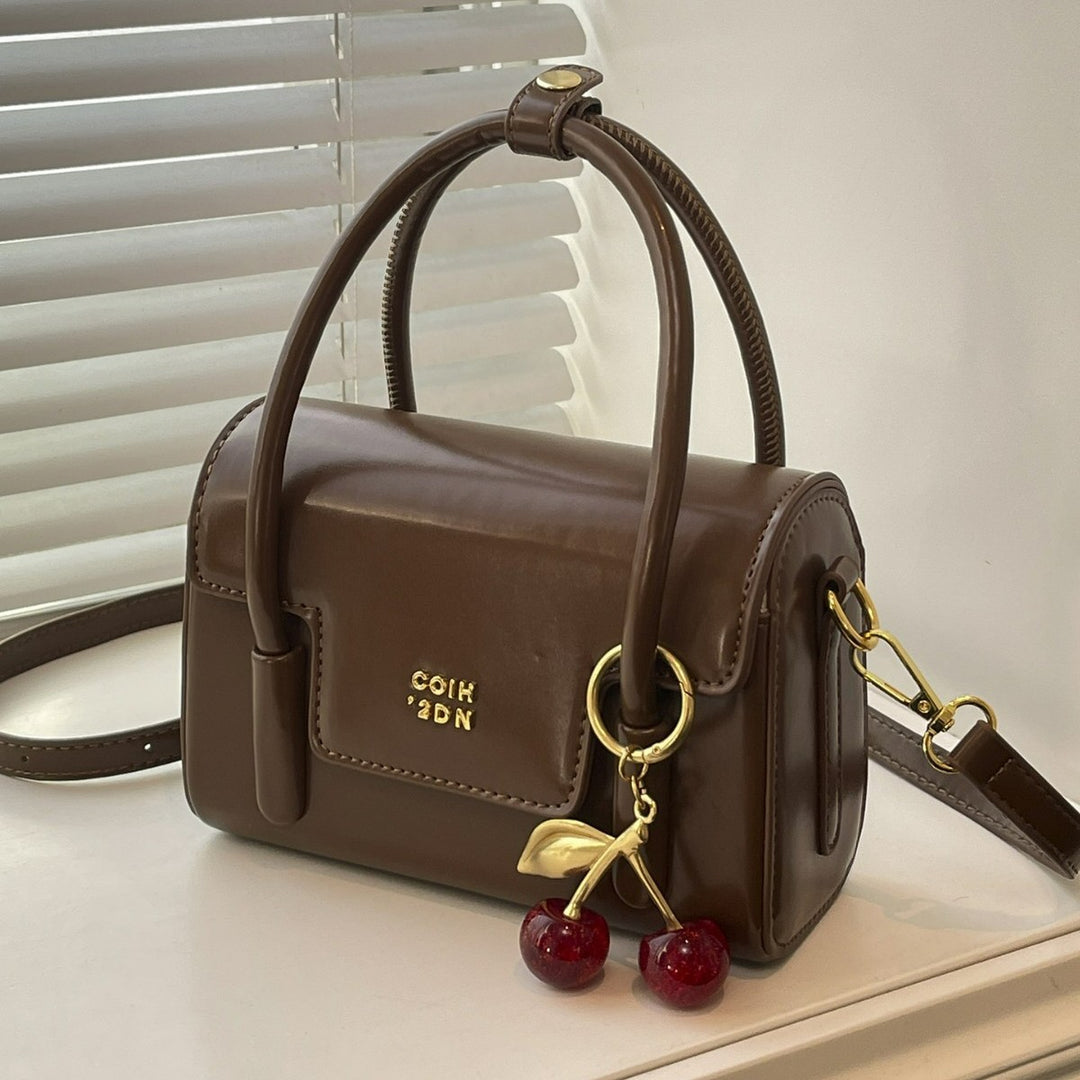 Damen Mini-Handtasche mit eleganter Struktur und charmantem Anhänger Nord Taschen
