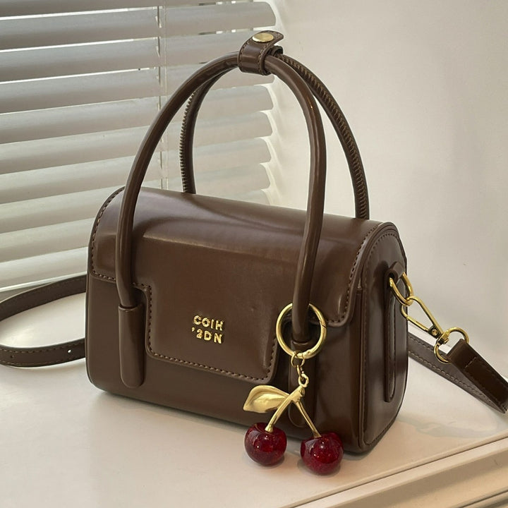 Damen Mini-Handtasche mit eleganter Struktur und charmantem Anhänger Nord Taschen