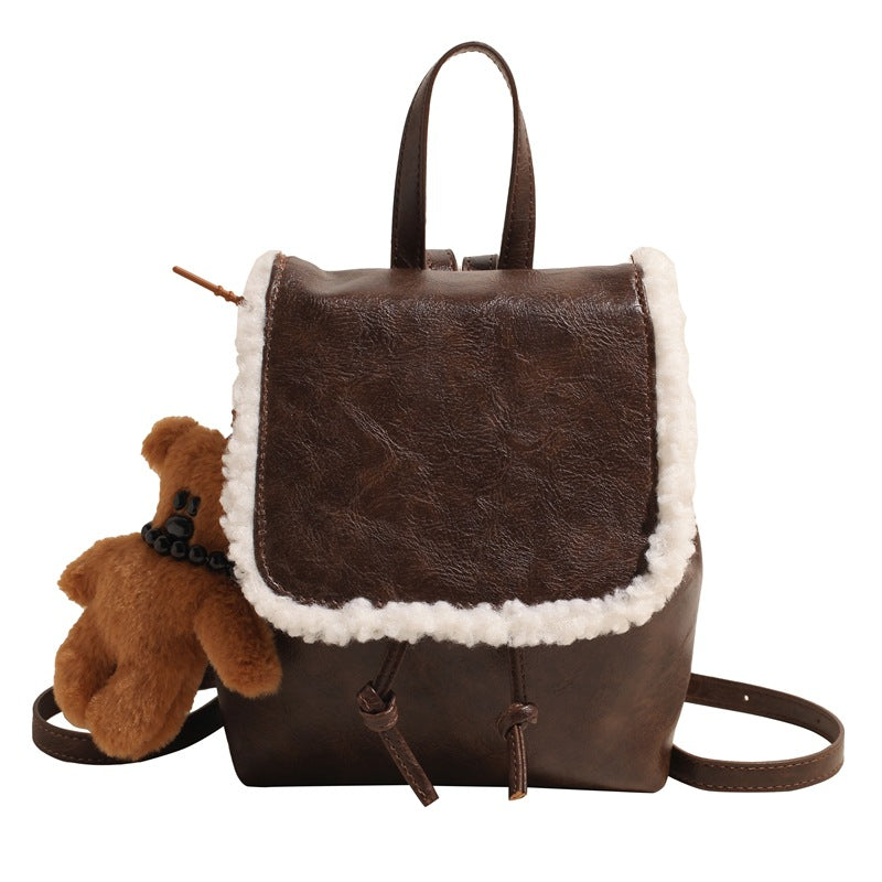 Damen Rucksackhandtasche mit gefüttertem Abschlusspanel und verspieltem Bärenanhänger | Nord Taschen