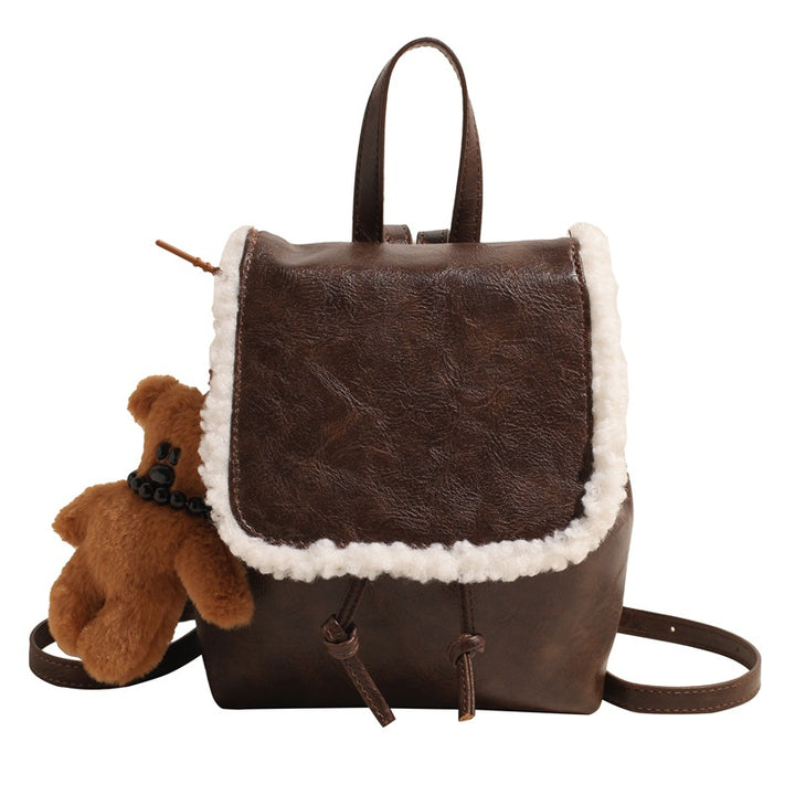 Damen Rucksackhandtasche mit gefüttertem Abschlusspanel und verspieltem Bärenanhänger | Nord Taschen