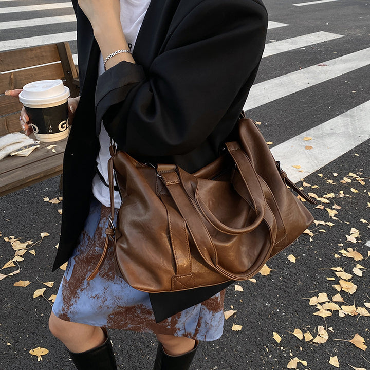 Damen Ledertasche mit geräumigem Innenraum und praktischem Tragegriff Nord Taschen