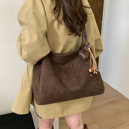 Damen Hobo-Tasche aus hochwertigem Veloursleder mit dekorativen Anhängern Nord Taschen