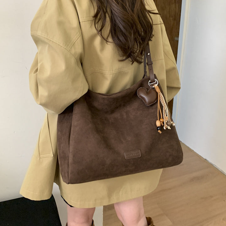 Damen Hobo-Tasche aus hochwertigem Veloursleder mit dekorativen Anhängern Nord Taschen