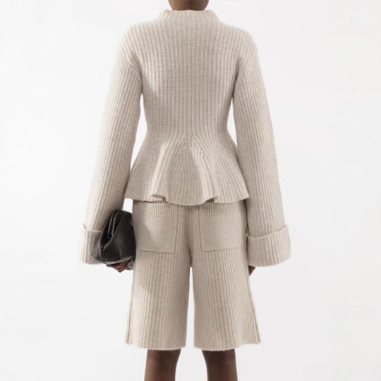 Damen Feinstrick-Zweiteiler mit tailliertem Peplum-Pullover und High-Waist-Bermuda Nord Taschen