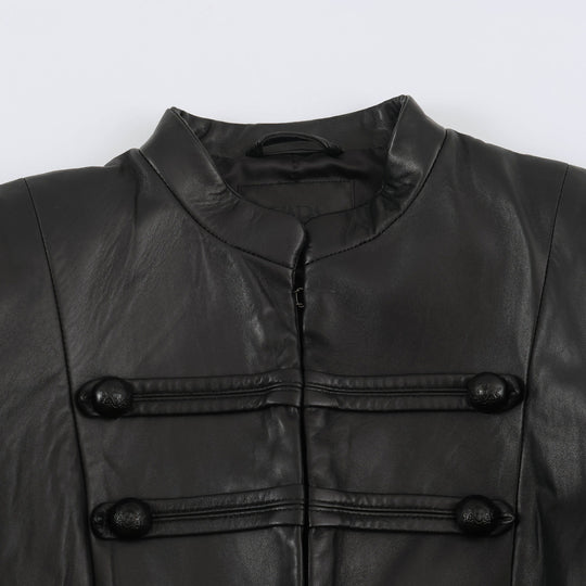 Damen Taillierte militärinspirierte Lederjacke mit Stehkragen, dekorativen Riegeln und Knopfleisten Nord Taschen
