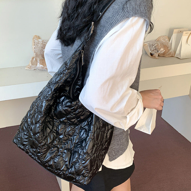 Damen Hobo-Tasche mit einzigartigem geschwungenen Design und weich gepolstertem Material Nord Taschen