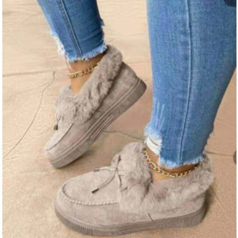Damen Kuschel‑Mokassin‑Slipper mit hochfloriger Fellmanschette, dekorativer Steppnaht und leichtem Plateau‑Sohlenprofil Nord Taschen