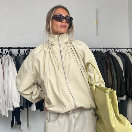 Damen Oversize Windjacke mit hohem Stehkragen, Tunnelzug-Schulterpasse und Ballonärmeln Nord Taschen