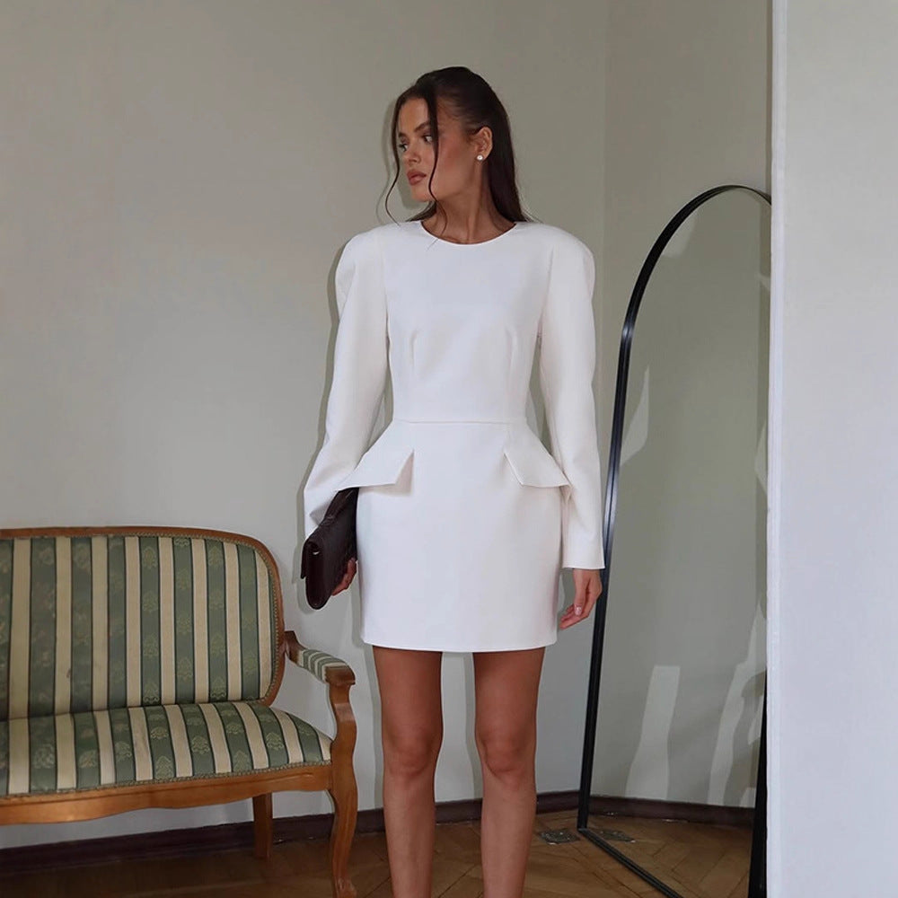 Damen Tailliertes Minikleid mit strukturierten Schultern, langen Ärmeln und angedeutetem Peplum Nord Taschen