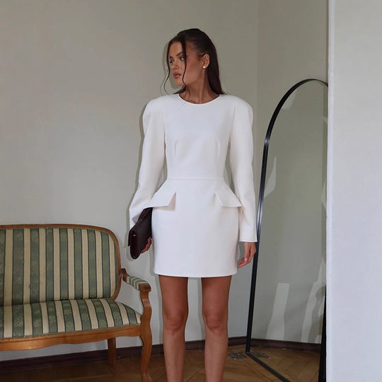 Damen Tailliertes Minikleid mit strukturierten Schultern, langen Ärmeln und angedeutetem Peplum Nord Taschen