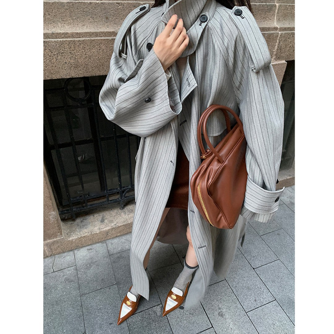 Damen Langer Nadelstreifen-Trenchcoat mit Bindegürtel Schulterpatten und ausgestelltem Saum Nord Taschen