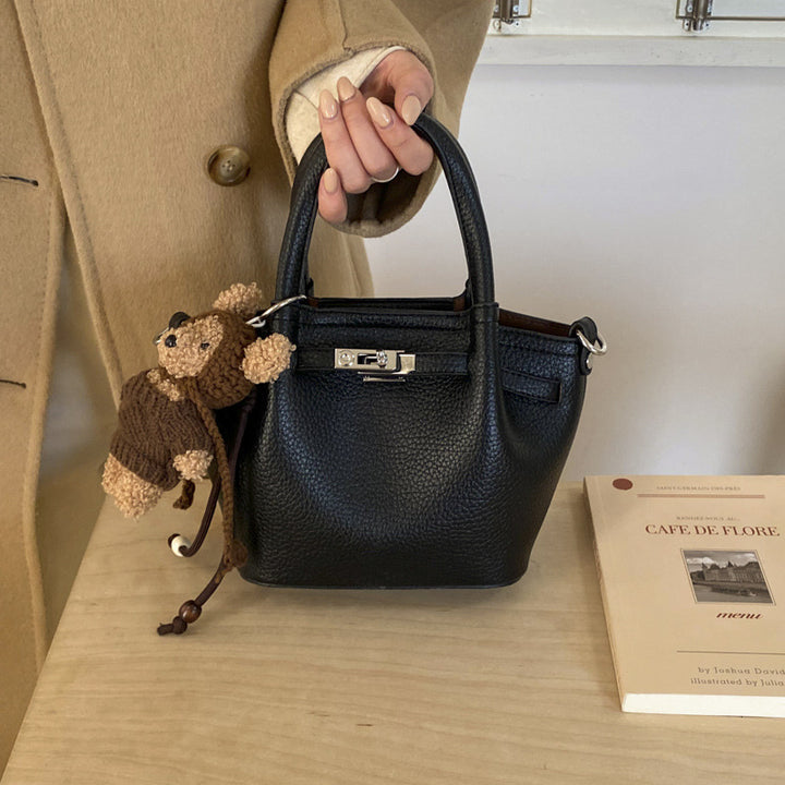Damen modische Handtasche mit verspieltem Plüschanhänger Nord Taschen