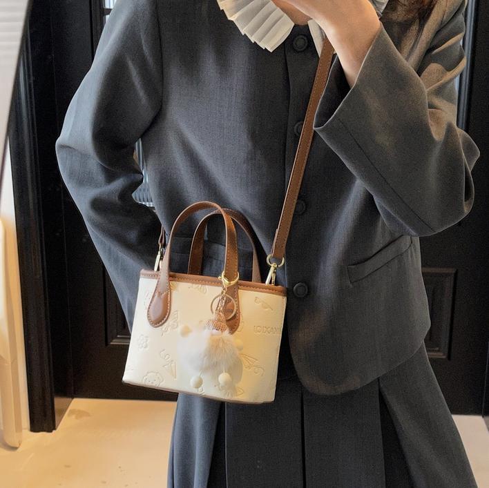 Damen Mini-Handtasche mit niedlichem Anhänger | Nord Taschen