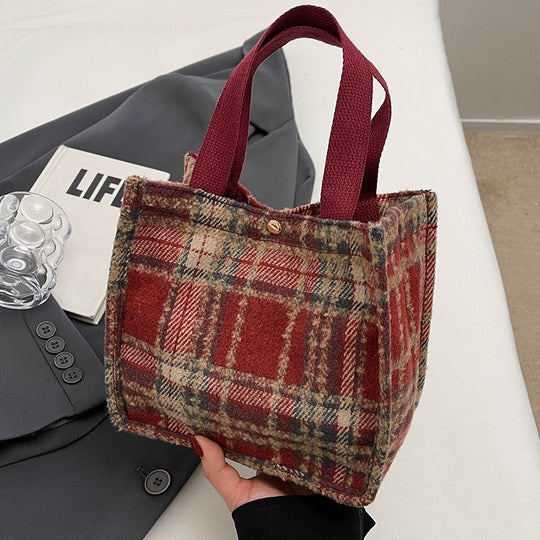 Damen Jute-Shopper Tasche mit stylisierten Karomuster und süßem Plüschanhänger Nord Taschen