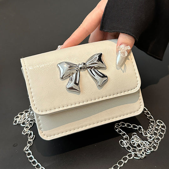 Damen Clutch mit zauberhaftem Schleifendetail und edlem Kettenriemen Nord Taschen