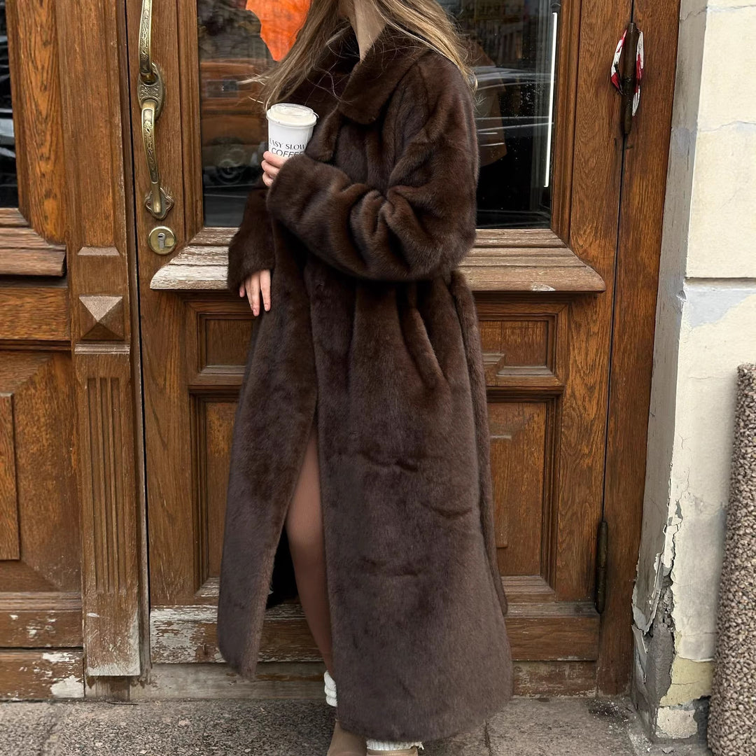 Damen eleganter langfloriger Kunstpelzmantel mit Kapuze und taillierter Silhouette Nord Taschen