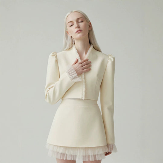 Damen Kurzblazer mit taillierter Cropped-Silhouette, gerafften Schultern und zarten Tüllmanschetten Nord Taschen