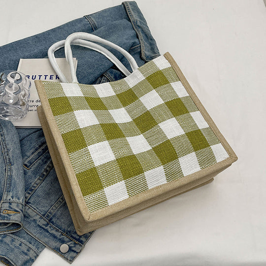 Damen Jute Tragetasche mit stilvollem Karomuster und verspieltem Pompon Nord Taschen