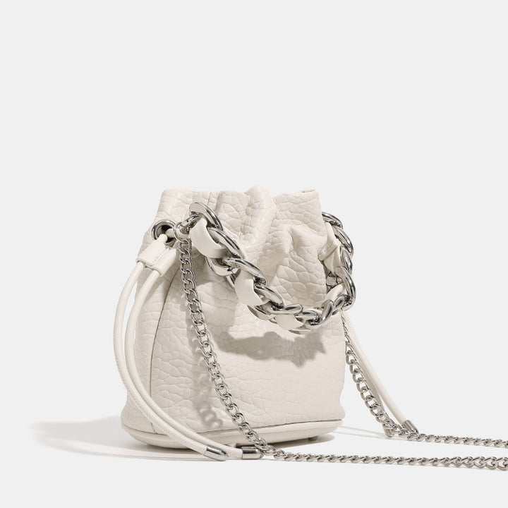 Damen Mini-Rucksacktasche mit elegantem Kettenhenkel und feiner Textur Nord Taschen