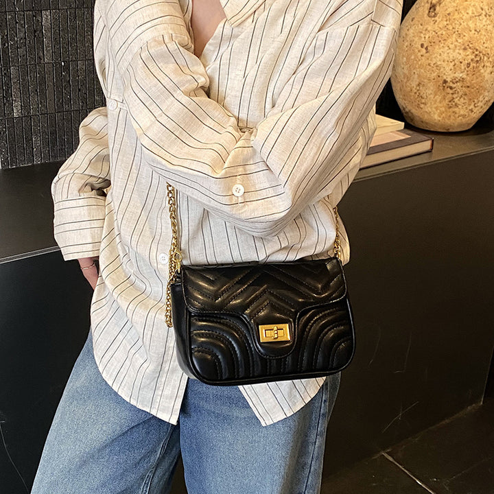 Damen Schultertasche mit elegantem Wellenmuster und goldfarbenem Verschluss Nord Taschen