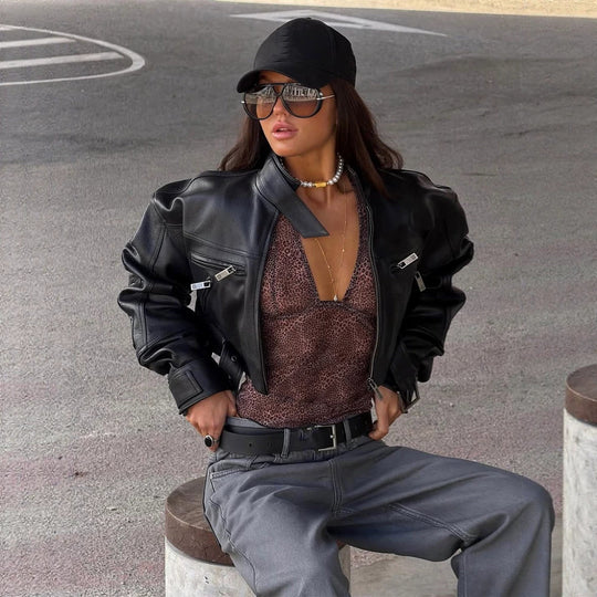 Damen Cropped Boxy-Bikerjacke aus veganem Leder mit hohem Stehkragen, Reißverschlusstaschen & Schnallen-Detail Nord Taschen
