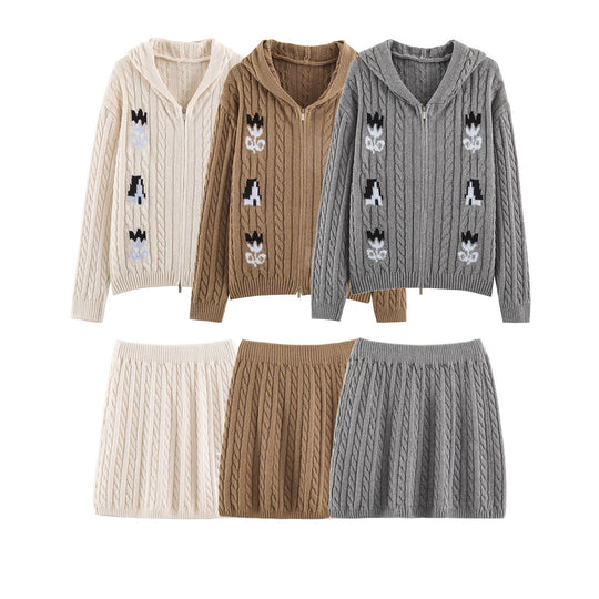 Damen Zweiteiliges Strick-Set mit Zipper-Kapuzenjacke und kurzem Zopfmuster-Rock Nord Taschen