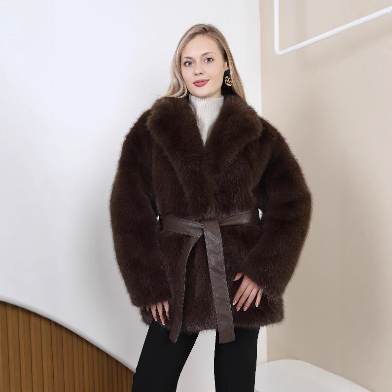 Damen Kurzmantel aus dichtem Hochflor mit Leder‑Bindegürtel und weitem Schalkragen Nord Taschen