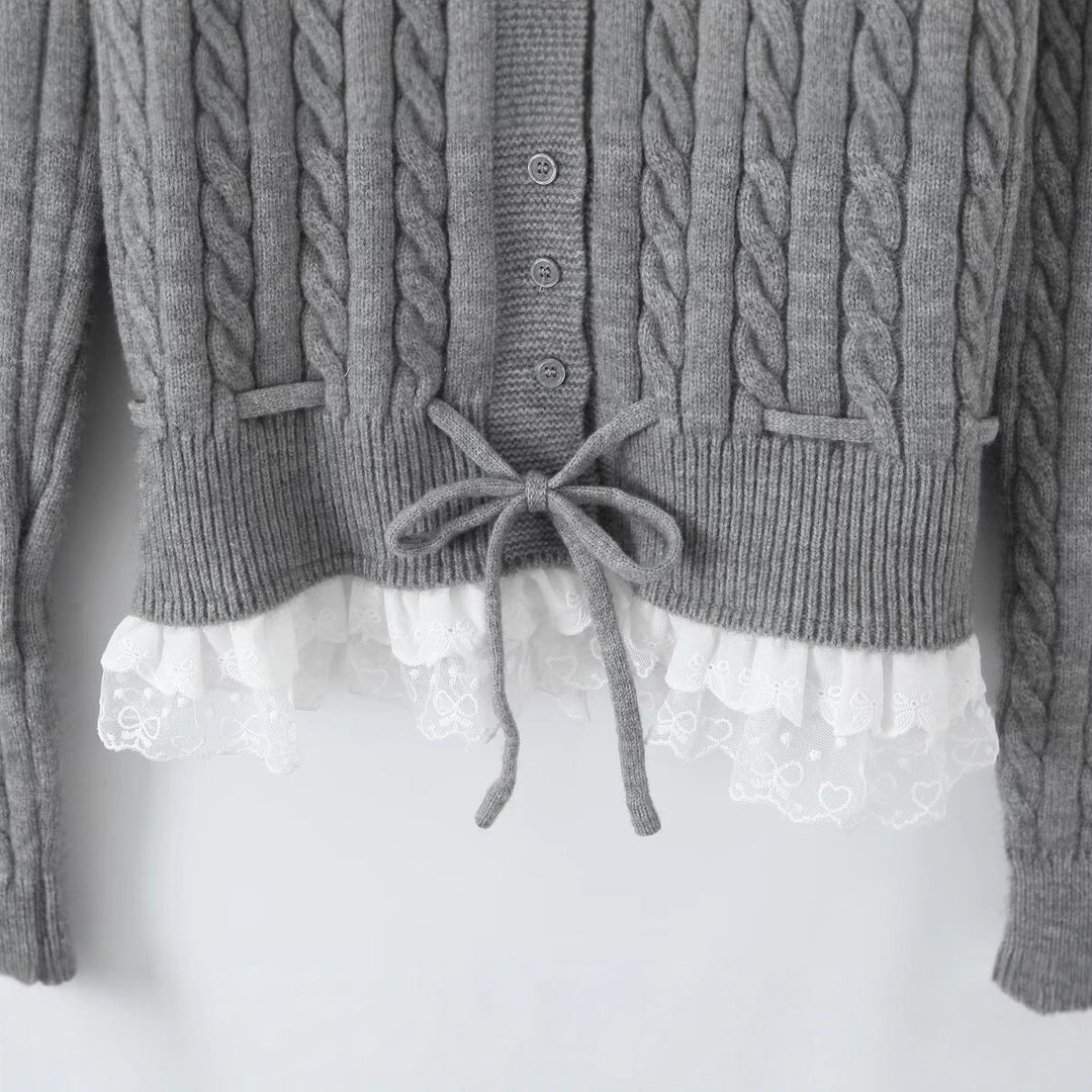 Damen Strickjacke mit Zopfmuster, Knopfleiste und Spitzenvolant Nord Taschen