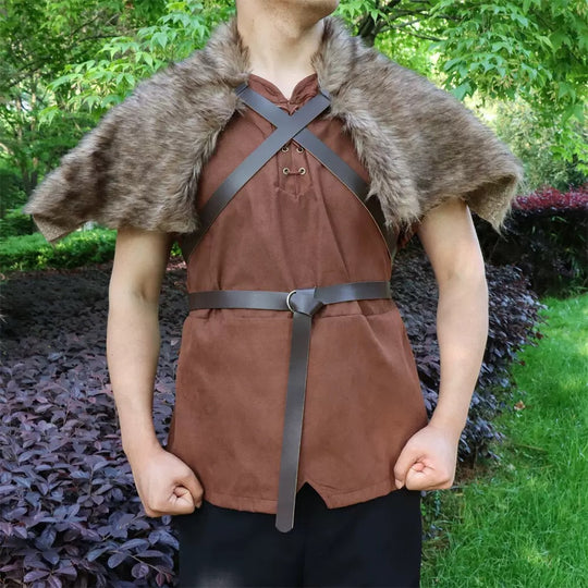 Herren Schultercape aus Kunstpelz mit Schnallenverschluss und rustikalem Wikinger-Look Nord Taschen