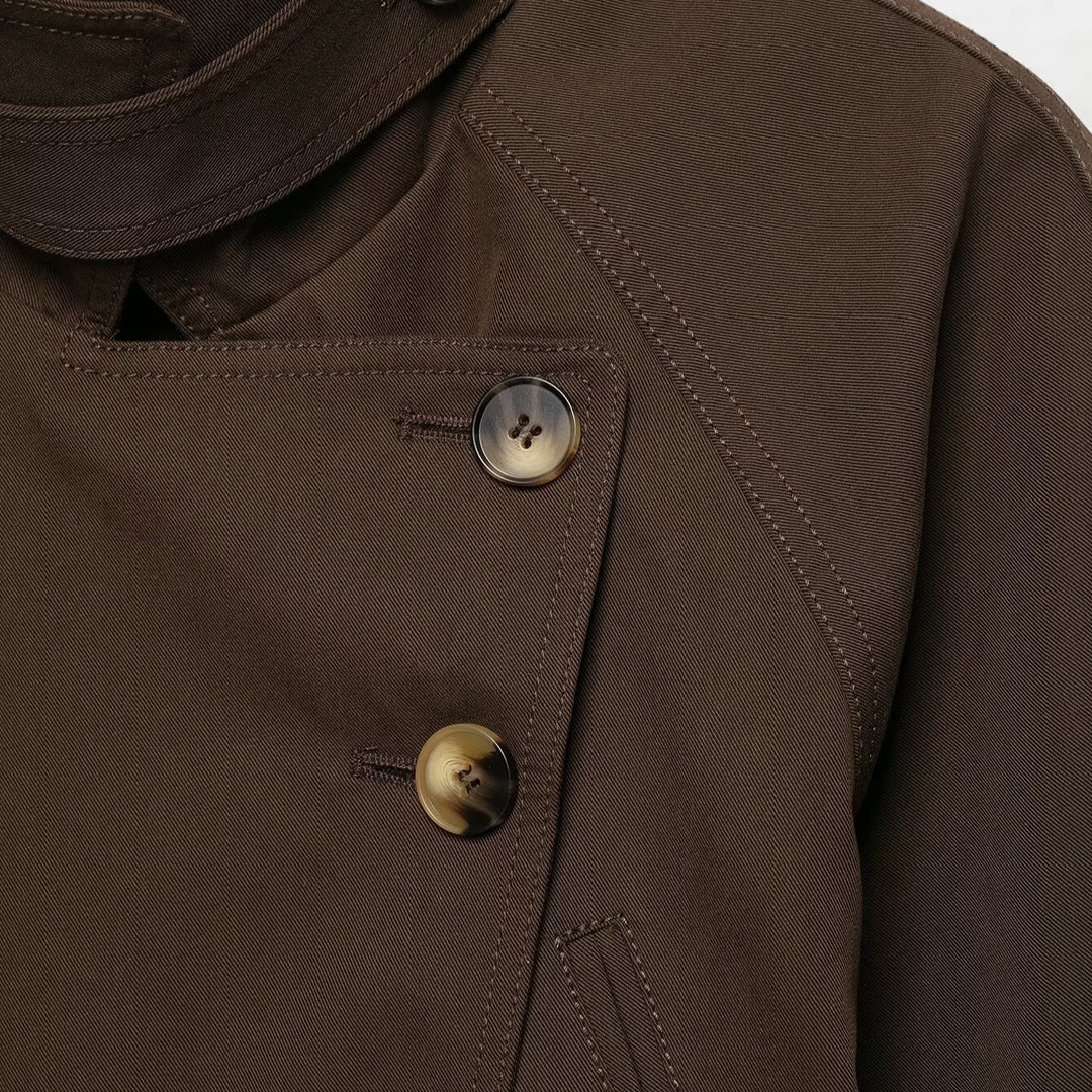 Damen Kurz-Trenchjacke mit hohem Stehkragen, Bindegürtel und asymmetrischer Knopfleiste Nord Taschen