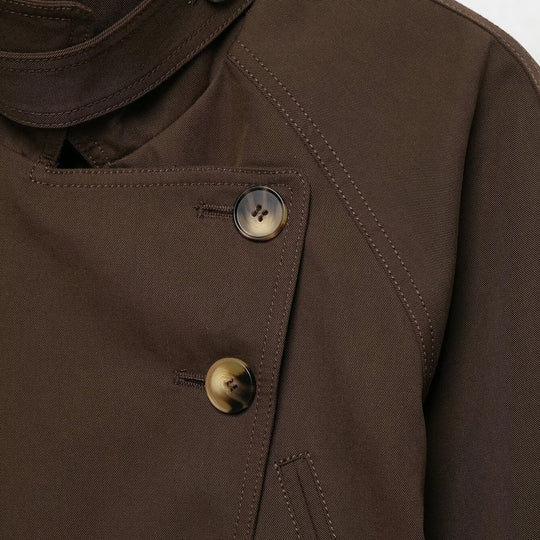 Damen Kurz-Trenchjacke mit hohem Stehkragen, Bindegürtel und asymmetrischer Knopfleiste Nord Taschen