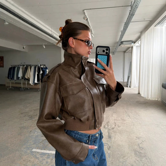 Damen Kurze Utility-Bomberjacke aus veganem Lederimitat mit hohem Stehkragen Nord Taschen