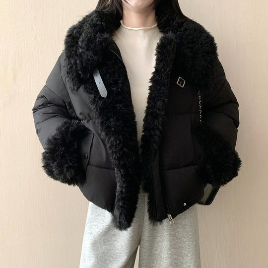 Damen nan kurze taillierte Pufferjacke mit voluminösem Kunstfellkragen, Schnallen- und Reißverschlussdetails Nord Taschen