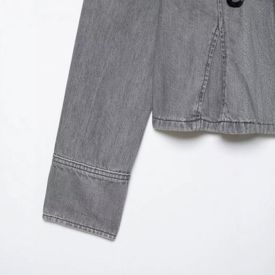 Damen Cropped Jeansjacke mit Mandarin‑Kragen und dekorativen Zierknoten Nord Taschen