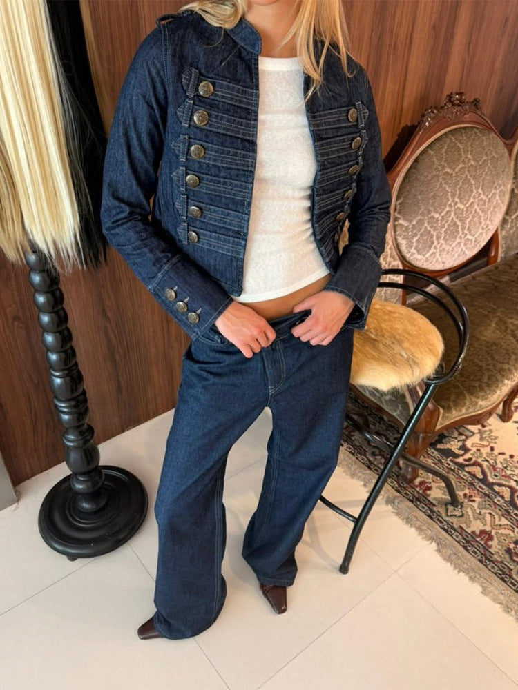 Damen Militärisch inspirierte taillierte Kurzjacke mit Zierfalten und Metallknöpfen Nord Taschen