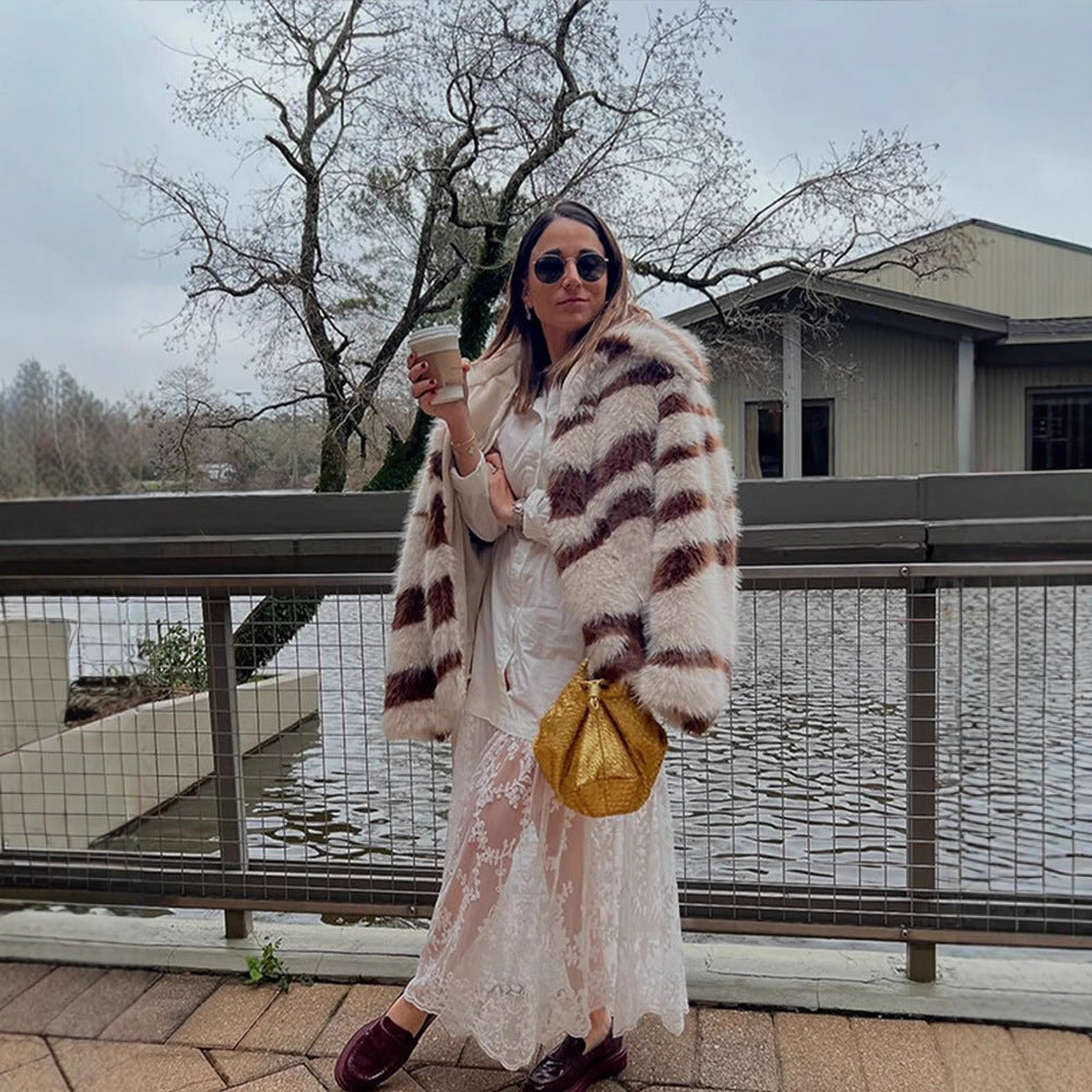 Damen Gestreifter Oversize Kunstpelz-Mantel mit kurzem Boxy-Schnitt Nord Taschen