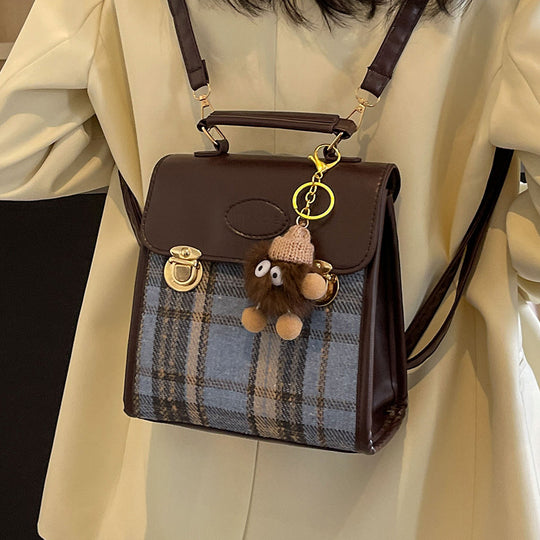 Damen Umhängetasche mit eleganter Karostruktur und hochwertigen Metallelementen Nord Taschen