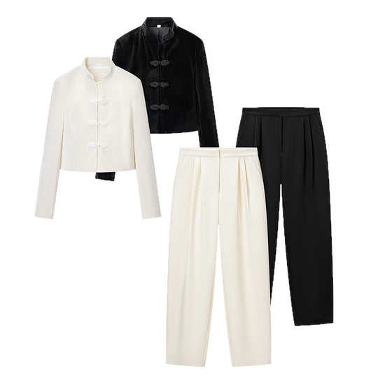 Damen Zweiteiliges Ensemble aus Kurzjacke mit Stehkragen und Froschverschlüssen und hochtaillierter Plissee-Hose Nord Taschen