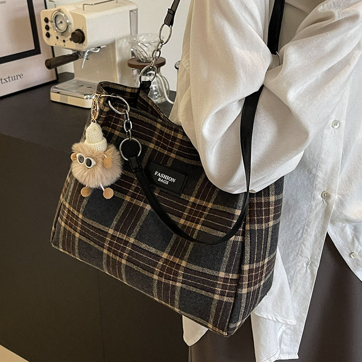 Damen Shopper-Tasche mit kariertem Design und verspieltem Plüschanhänger Nord Taschen