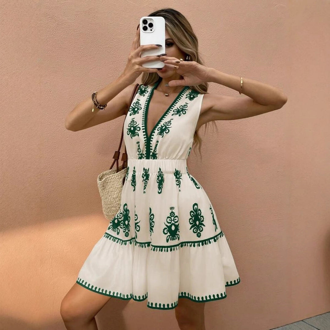 Damen freizügiges Minikleid mit kunstvoller Stickerei und schwingendem Saum