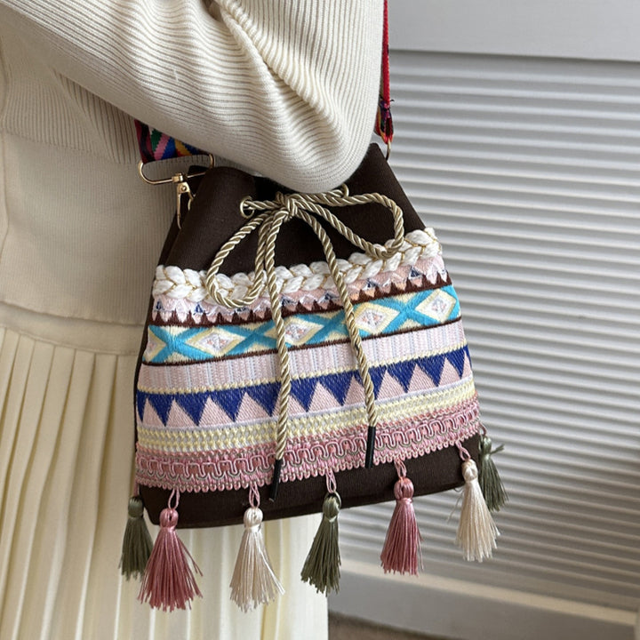 Damen Beuteltasche mit buntem Ethnomuster und fransenverziertem Rand Nord Taschen