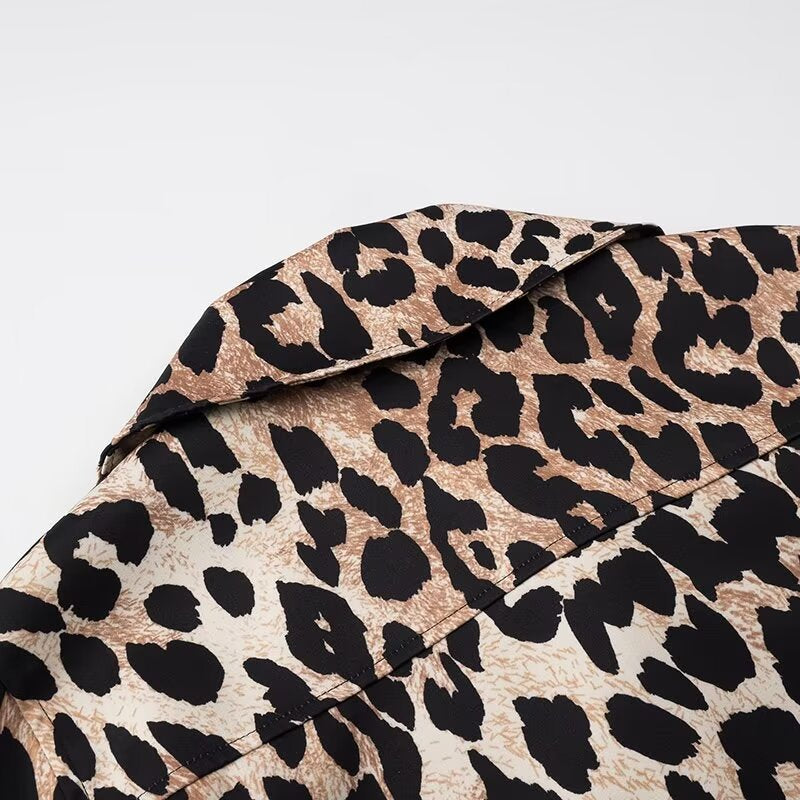 Damen Cropped-Fieldjacke im Leopardenmuster mit breitem Revers und Pattentaschen Nord Taschen