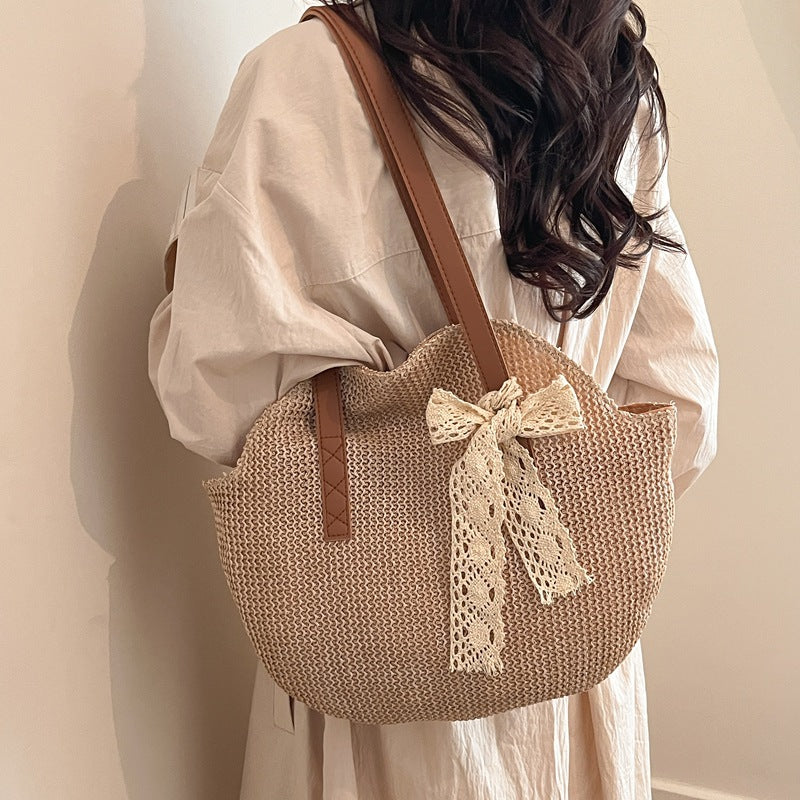 Damen stilvolle Handtasche aus geflochtenem Material mit charmanten Details Nord Taschen