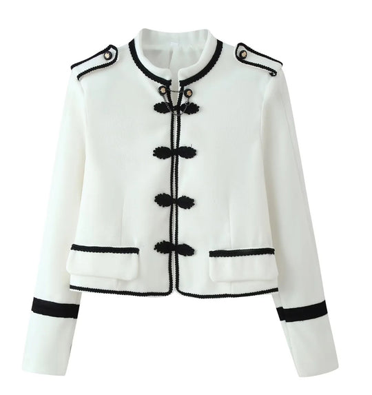 Damen 300+ taillierte Cropped‑Militärblazerjacke mit Stehkragen, Schulterpatten und dekorativen Froschverschlüssen Nord Taschen