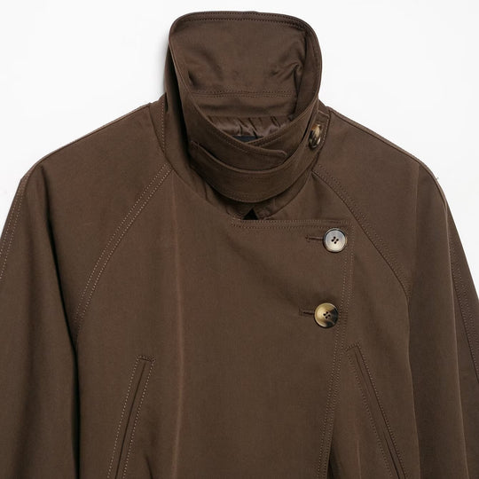 Damen Kurz-Trenchjacke mit hohem Stehkragen, Bindegürtel und asymmetrischer Knopfleiste Nord Taschen